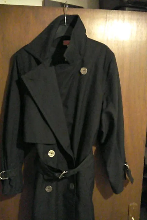Trench noir , très sympa, doublure à l'intérieur.T40/42. Manche 3/4, elles peuvent se resserrer grâce aux anneaux, ou desserrer(voir dernière photos). 6