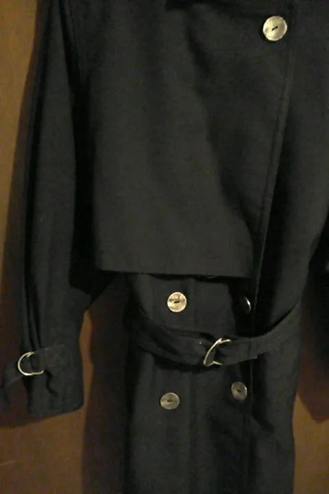 Trench noir , très sympa, doublure à l'intérieur.T40/42. Manche 3/4, elles peuvent se resserrer grâce aux anneaux, ou desserrer(voir dernière photos). 4