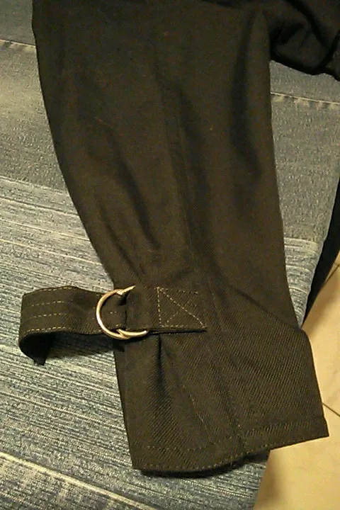 Trench noir , très sympa, doublure à l'intérieur.T40/42. Manche 3/4, elles peuvent se resserrer grâce aux anneaux, ou desserrer(voir dernière photos). 13
