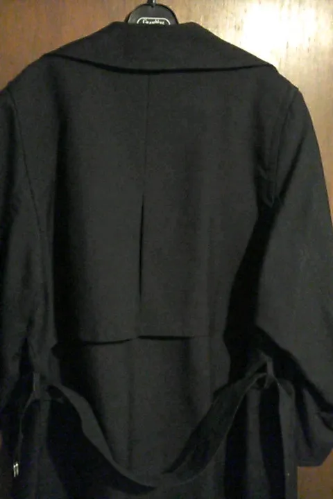 Trench noir , très sympa, doublure à l'intérieur.T40/42. Manche 3/4, elles peuvent se resserrer grâce aux anneaux, ou desserrer(voir dernière photos). 10