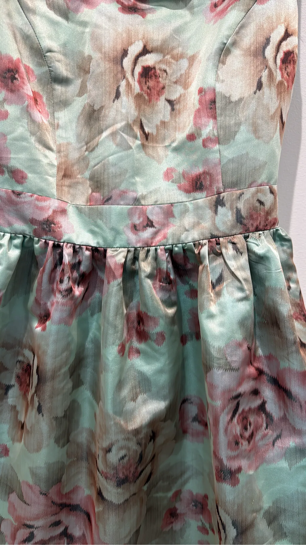 Robe de cocktail Mademoiselle Tara by Tara Jarmon sans manches à imprimé floral vert clair et rose, avec une coupe cintrée et une jupe évasée. 2