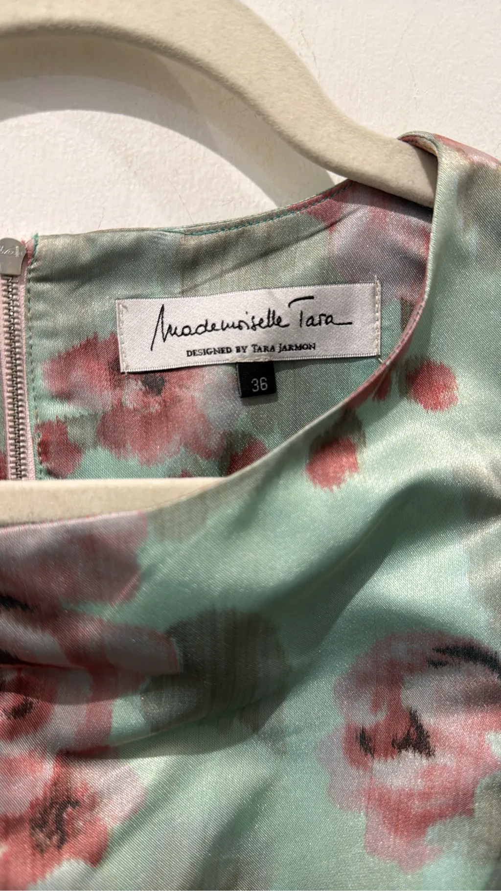 Robe de cocktail Mademoiselle Tara by Tara Jarmon sans manches à imprimé floral vert clair et rose, avec une coupe cintrée et une jupe évasée. 3