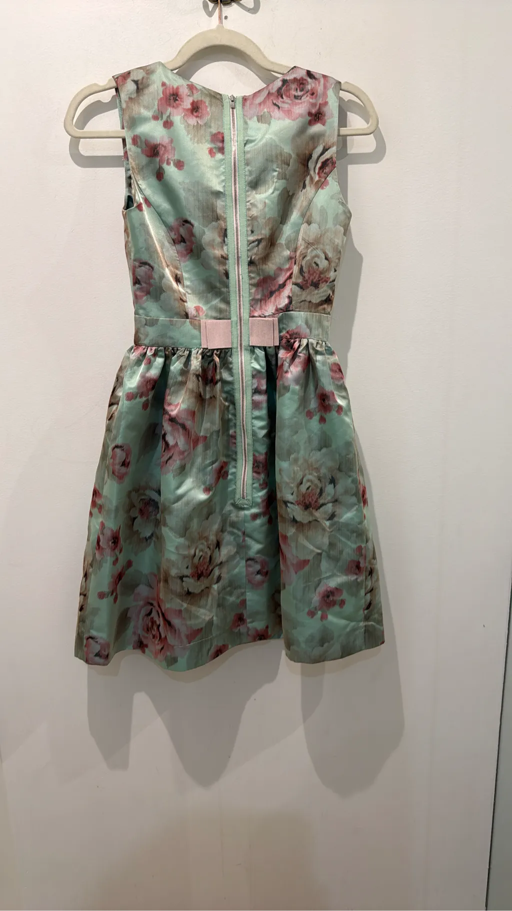 Robe de cocktail Mademoiselle Tara by Tara Jarmon sans manches à imprimé floral vert clair et rose, avec une coupe cintrée et une jupe évasée. 4