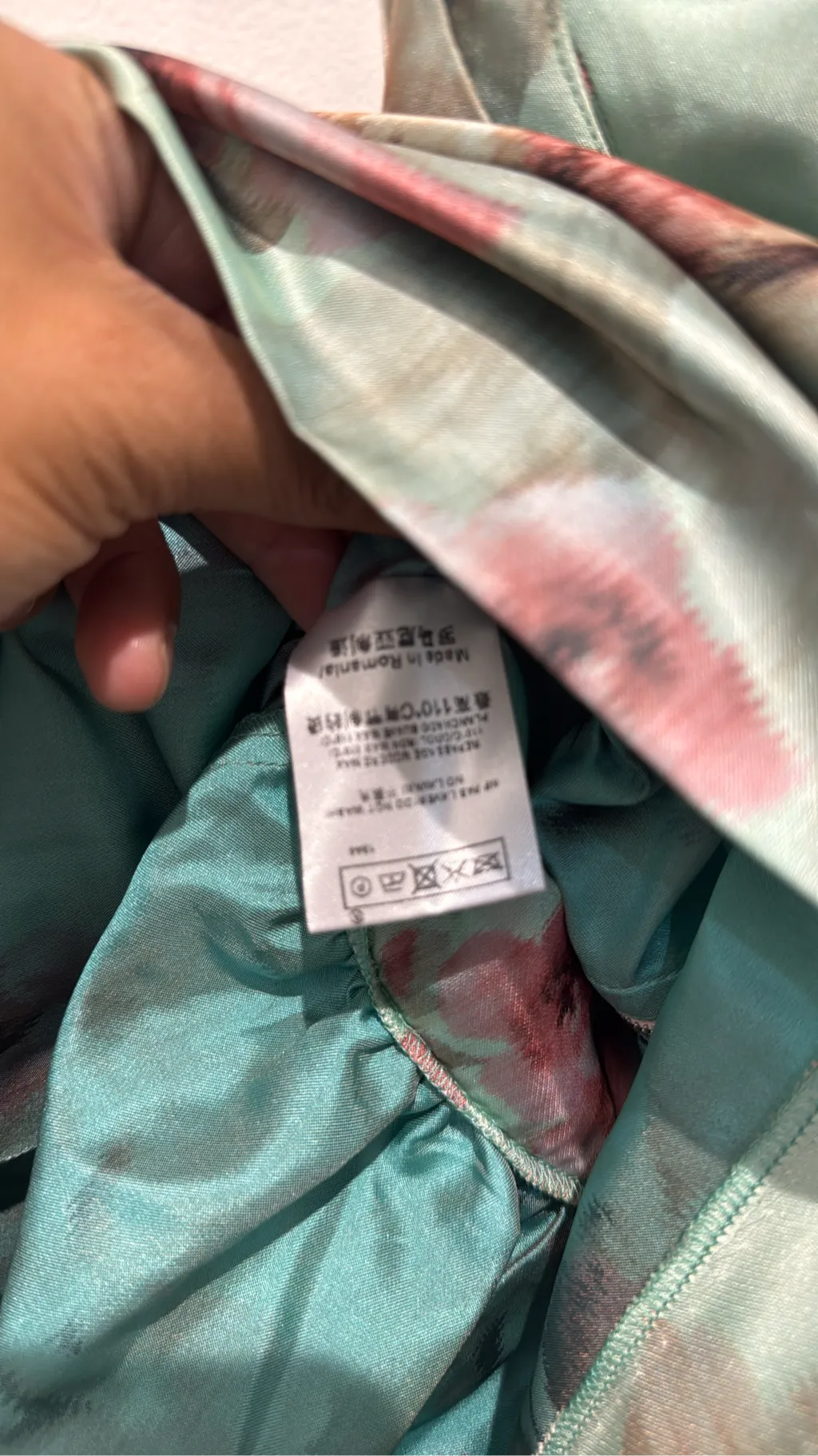 Robe de cocktail Mademoiselle Tara by Tara Jarmon sans manches à imprimé floral vert clair et rose, avec une coupe cintrée et une jupe évasée. 6