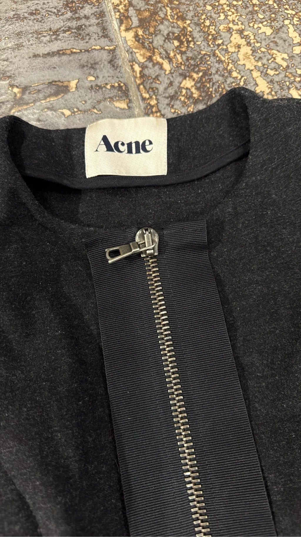 Robe courte grise à manches longues avec des détails de poches cargo et boucles sur les manches, et une fermeture éclair frontale. 3