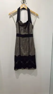 Robe courte noire Karen Millen à col halter, avec un empiècement en maille plumetis et une bordure en dentelle florale.