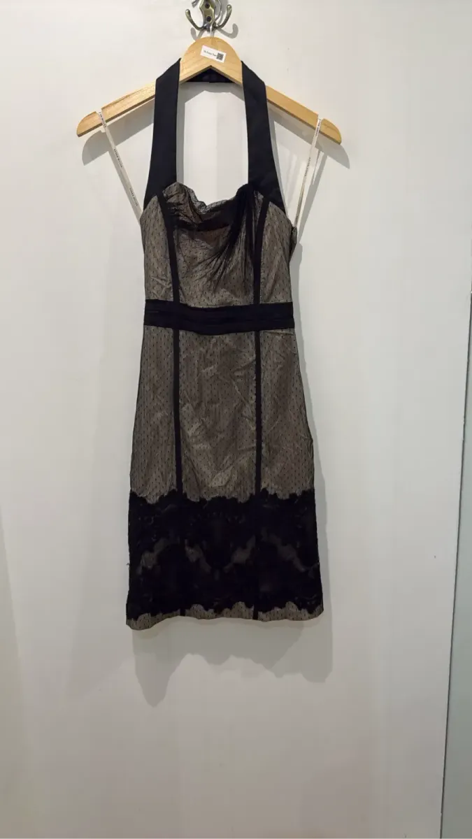Robe courte noire Karen Millen à col halter, avec un empiècement en maille plumetis et une bordure en dentelle florale.