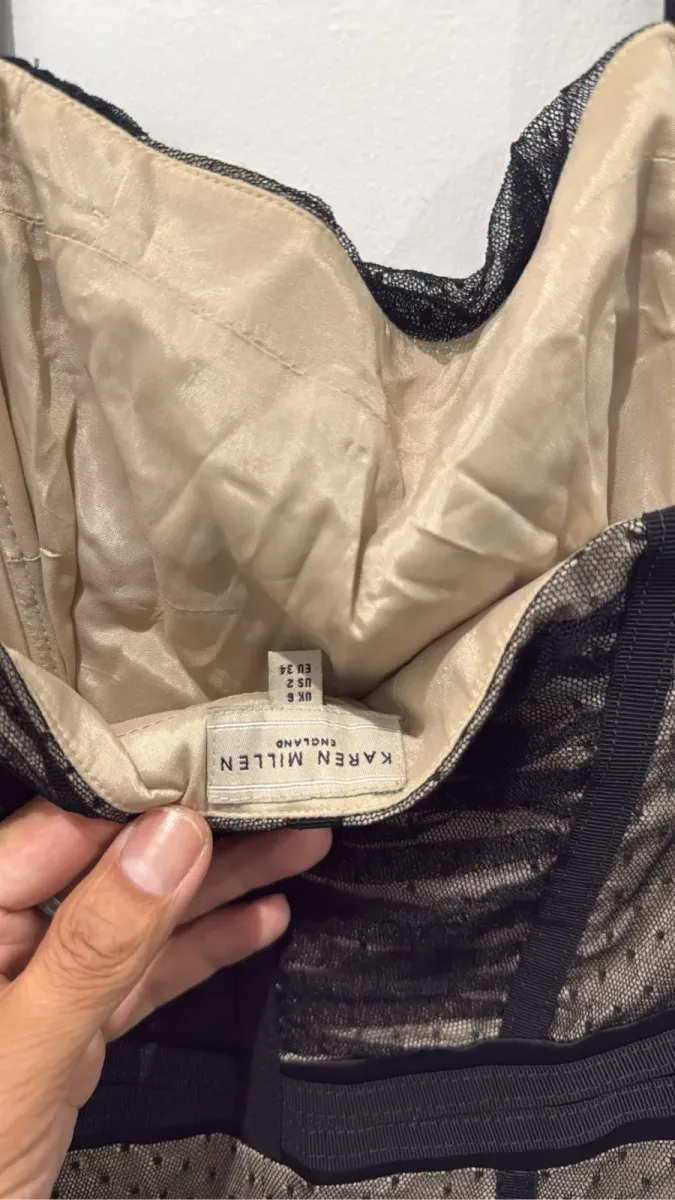 Robe courte noire Karen Millen à col halter, avec un empiècement en maille plumetis et une bordure en dentelle florale. 4