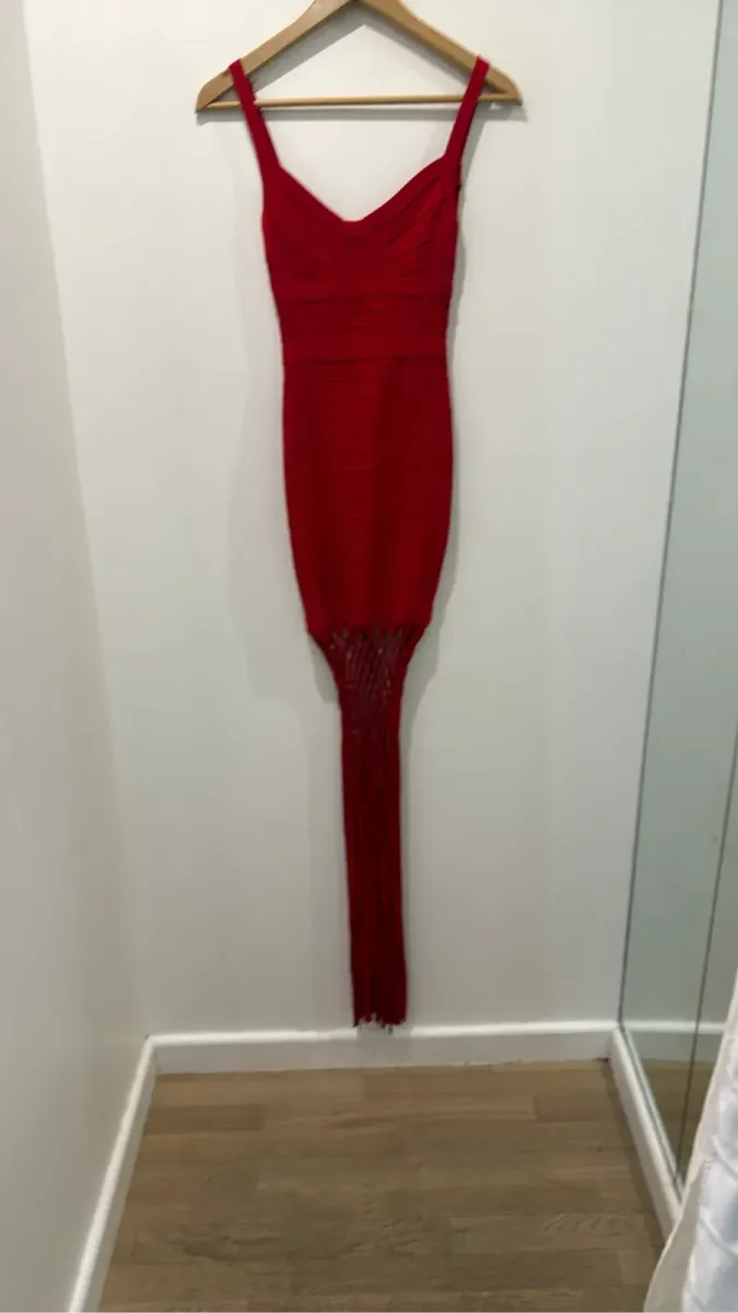 Robe de cocktail rouge moulante de style bandage avec des franges. 2