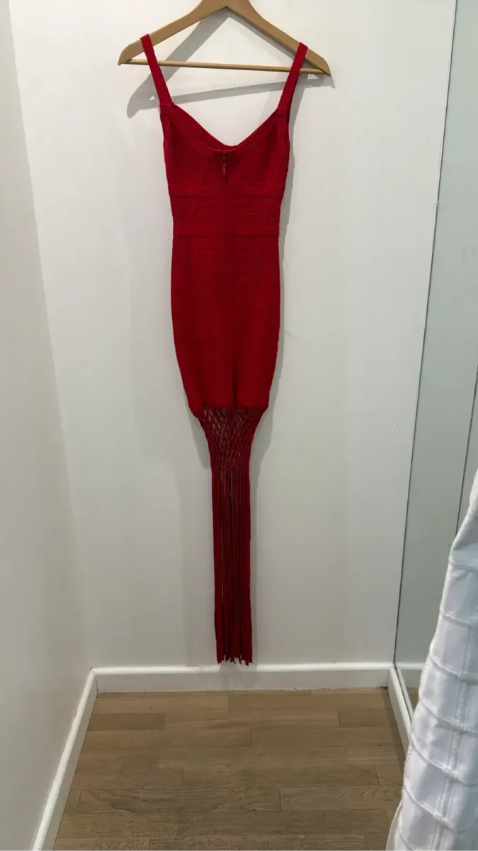Robe de cocktail rouge moulante de style bandage avec des franges.
