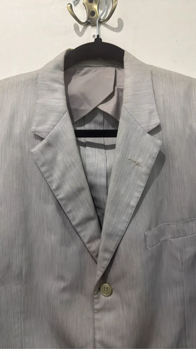 Veste de costume Haspel gris clair à fines rayures, coupe classique trois boutons, 'Wash 'n wear'. 2