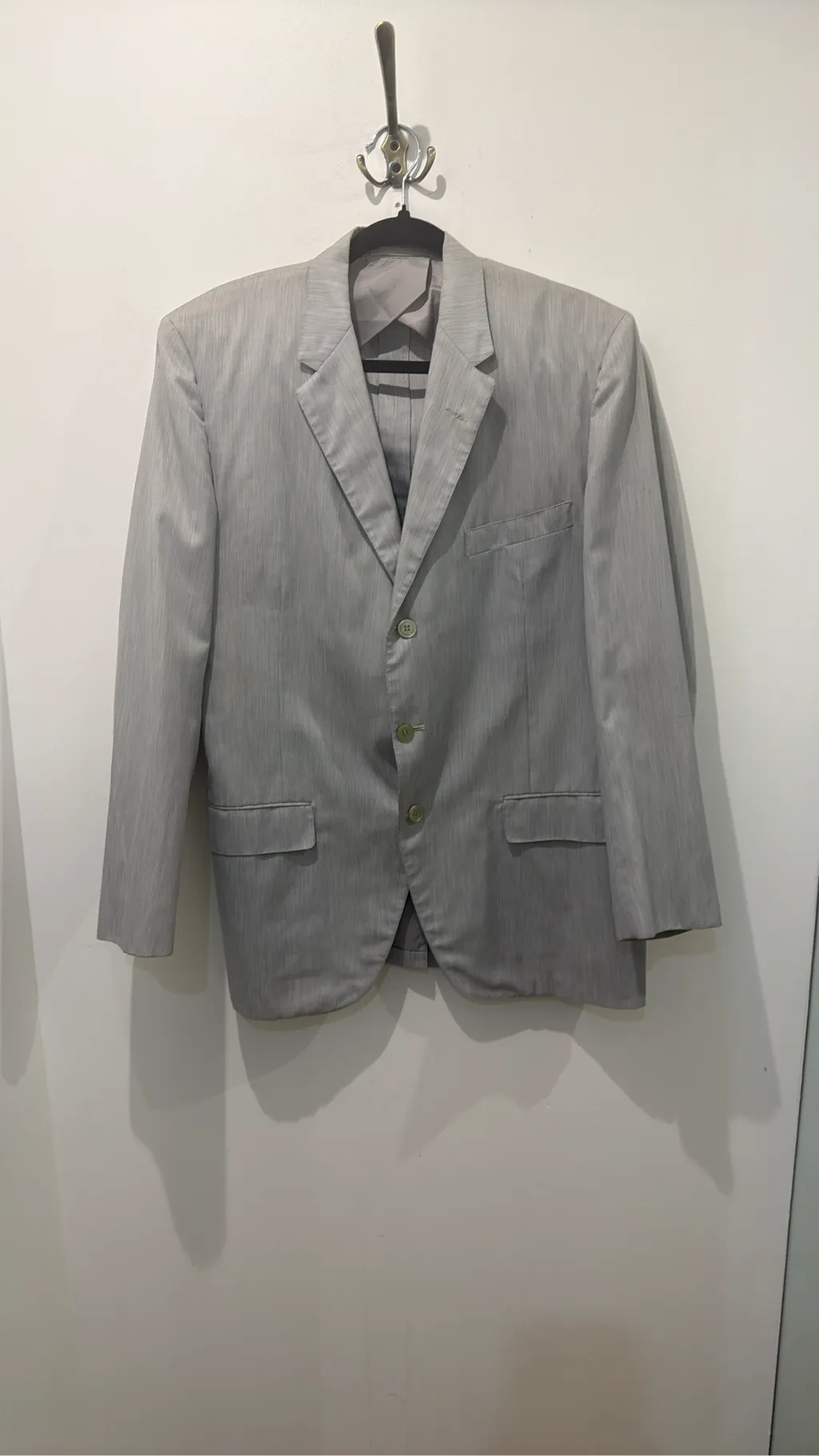 Veste de costume Haspel gris clair à fines rayures, coupe classique trois boutons, 'Wash 'n wear'.