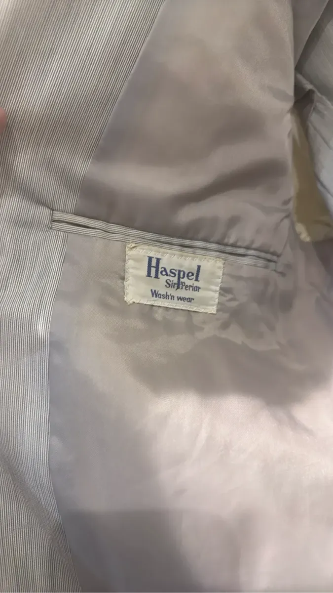 Veste de costume Haspel gris clair à fines rayures, coupe classique trois boutons, 'Wash 'n wear'. 4