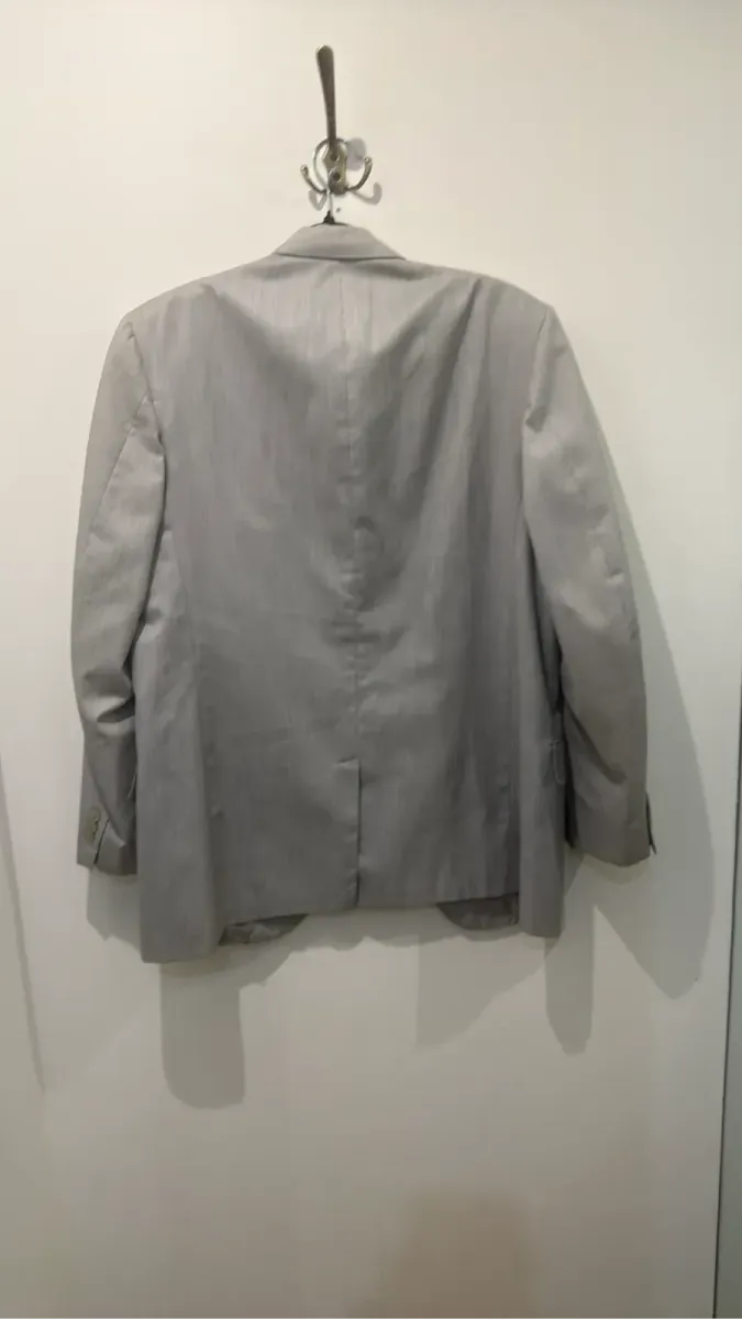 Veste de costume Haspel gris clair à fines rayures, coupe classique trois boutons, 'Wash 'n wear'. 5