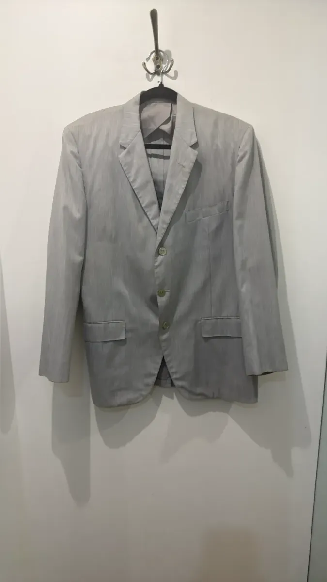 Veste de costume Haspel gris clair à fines rayures, coupe classique trois boutons, 'Wash 'n wear'.