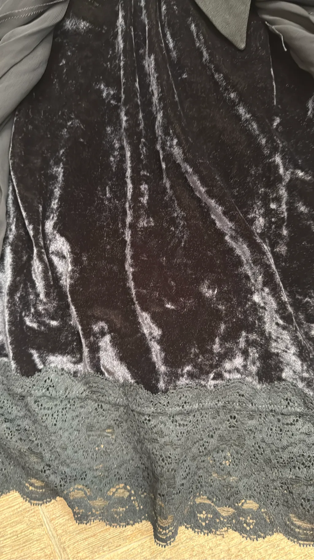 Jupe courte plissée noire Cheap and Chic by Moschino avec un nœud, une doublure en velours et des détails en dentelle. 2