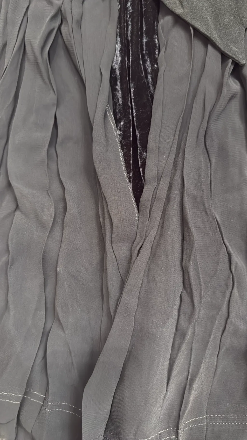 Jupe courte plissée noire Cheap and Chic by Moschino avec un nœud, une doublure en velours et des détails en dentelle. 3