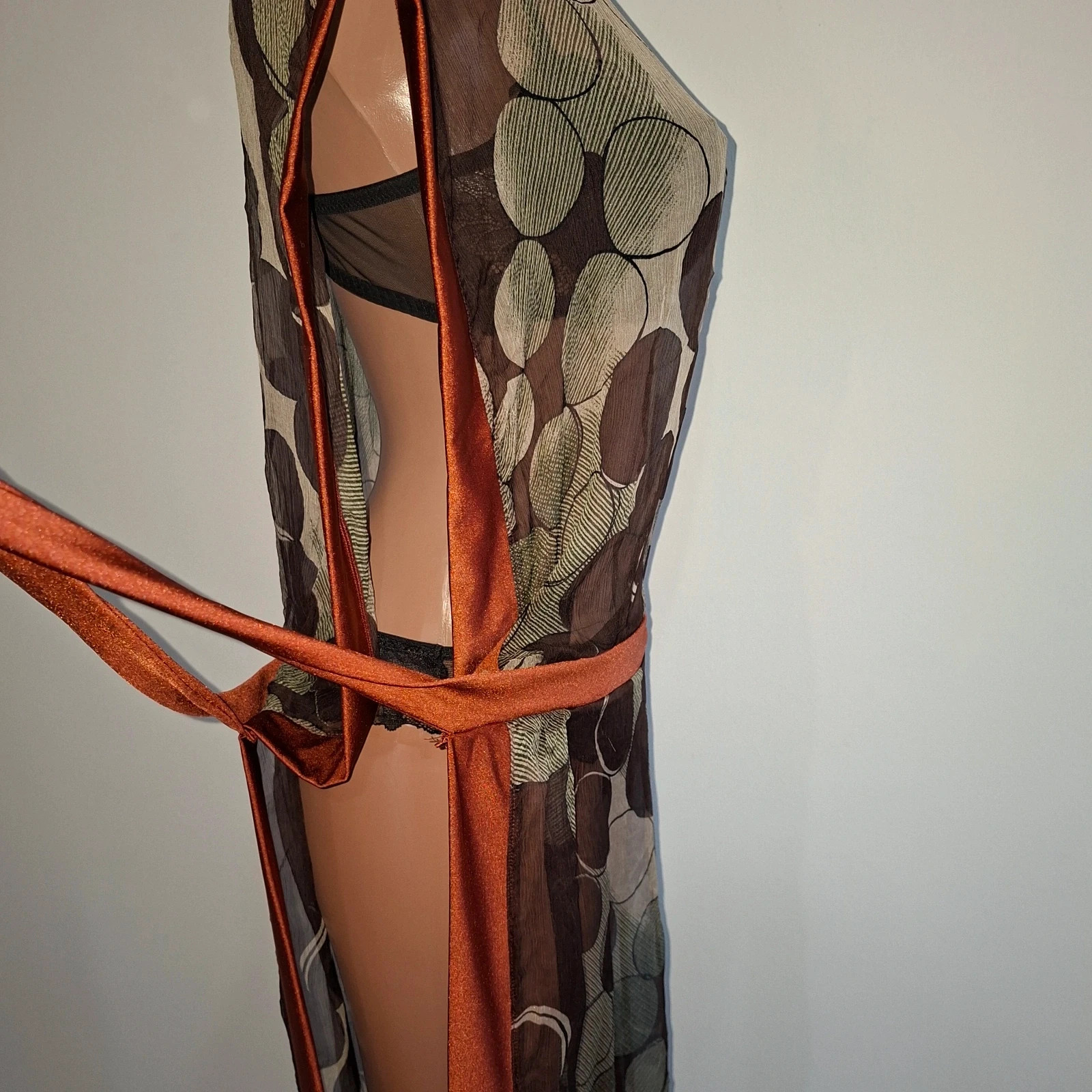 Splendide tunique de plage signée ManuMarino (ligne Sunsetwear, fabriquée en Ombrie). Pièce confectionnée à la main avec un précieux artisanat en 90% soie, très légère et impalpable sur la peau. Caractérisée par un motif abstrait raffiné à cercles et des profils contrastants couleur terre cuite qui se transforment en ceinture pour souligner la taille. S'adapte magnifiquement aux tailles M et L grâce à sa coupe fluide. État impeccable, comme neuve. Une pièce exclusive et artisanale idéale pour un look de plage sophistiqué et élégant. 2
