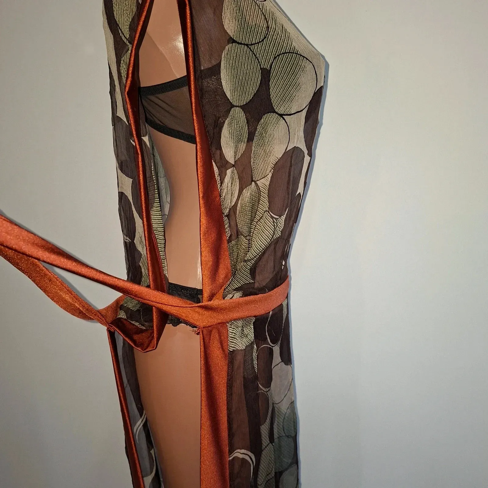Splendid beach tunic by ManuMarino (Sunsetwear line, made in Umbria). Handcrafted piece in precious 90% silk, very light and weightless on the skin. Featuring a refined abstract circle motif and contrasting terracotta trims that turn into a belt to highlight the waist. Fits sizes M and L beautifully thanks to its fluid cut. Immaculate condition, as new. An exclusive, artisanal piece for a sophisticated, elegant beach look. 2