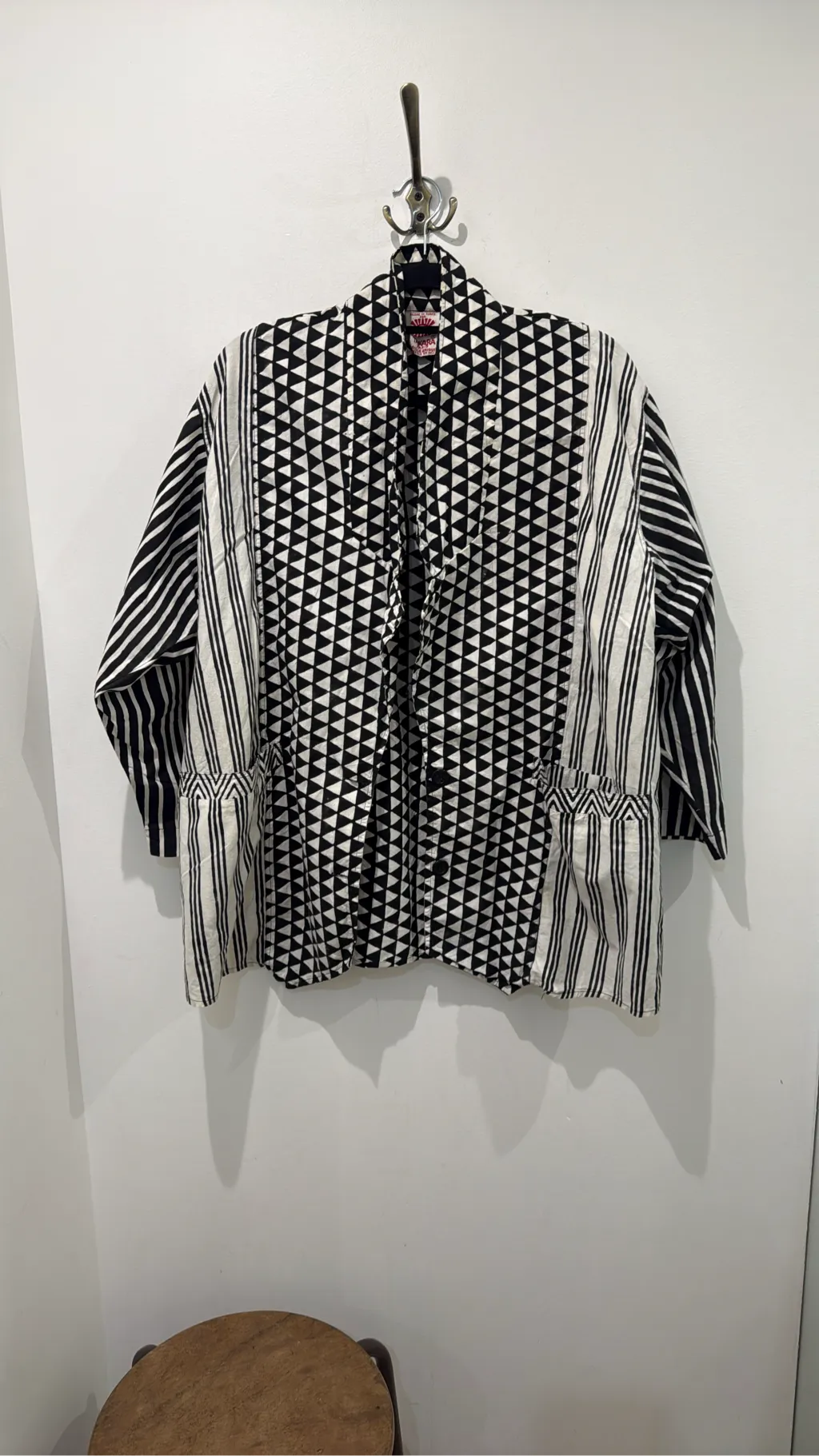Veste kimono en coton noir et blanc avec motifs géométriques et rayures, conçue en France et fabriquée en Inde.
