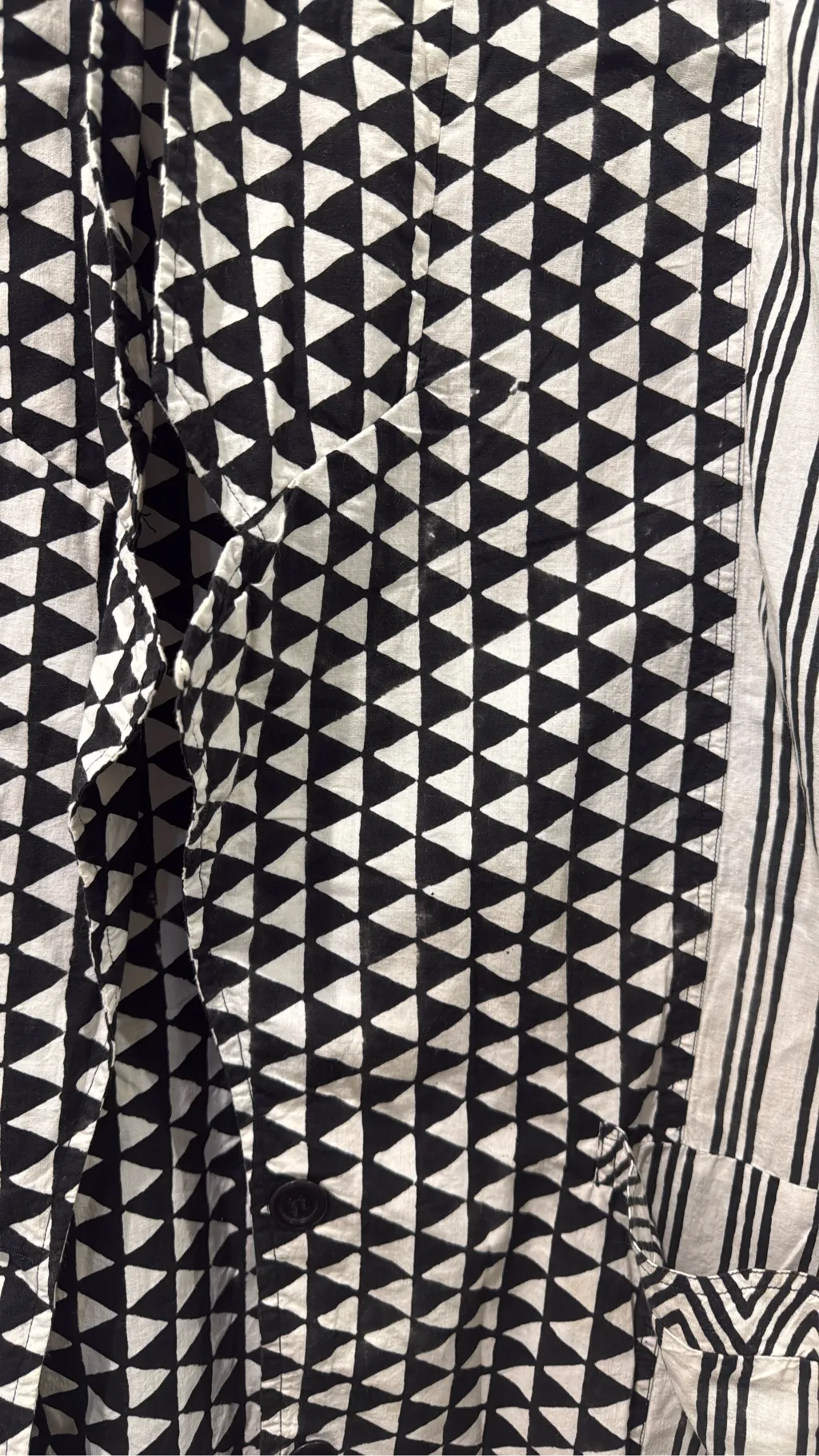 Veste kimono en coton noir et blanc avec motifs géométriques et rayures, conçue en France et fabriquée en Inde. 2