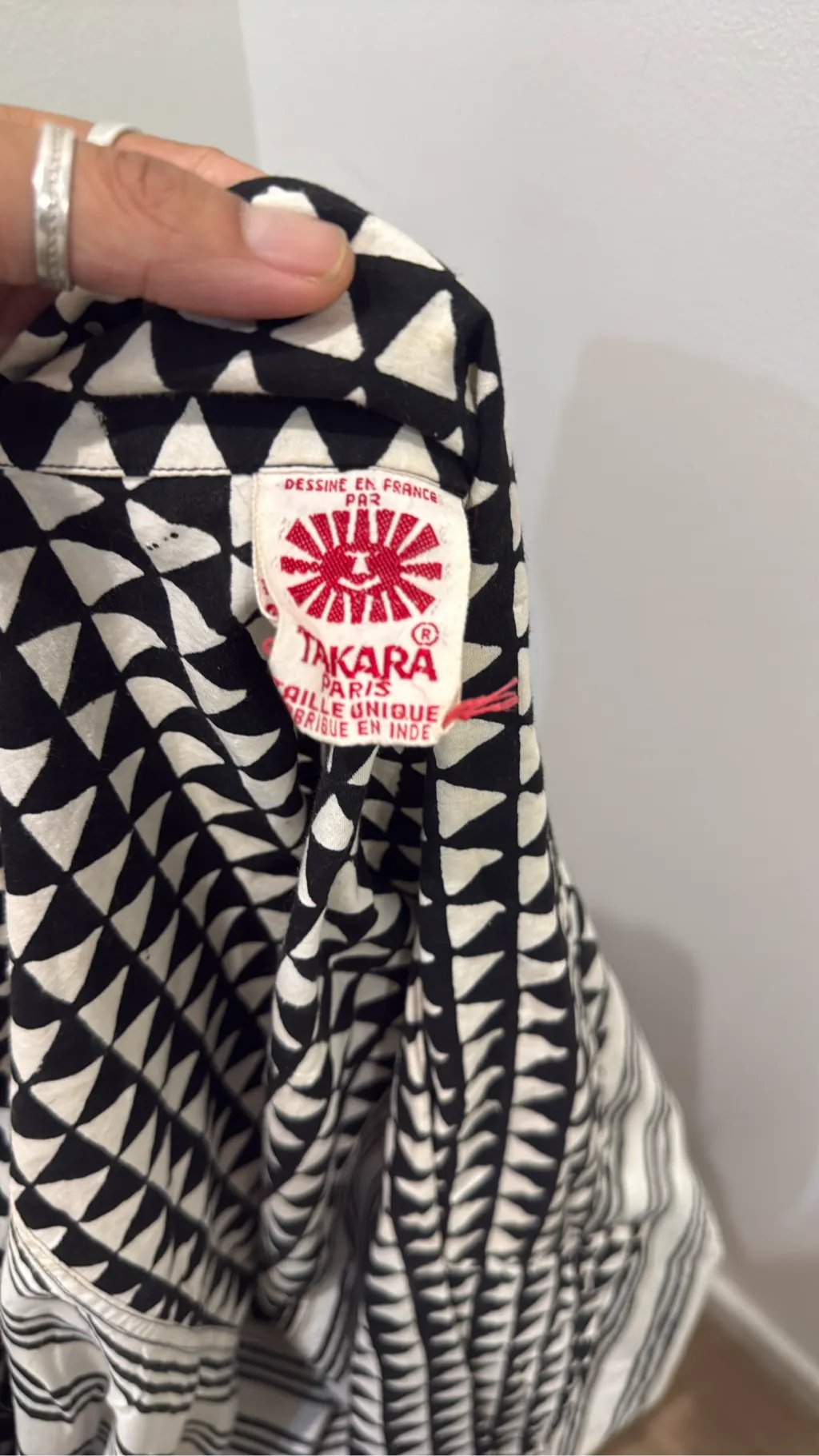 Veste kimono en coton noir et blanc avec motifs géométriques et rayures, conçue en France et fabriquée en Inde. 3