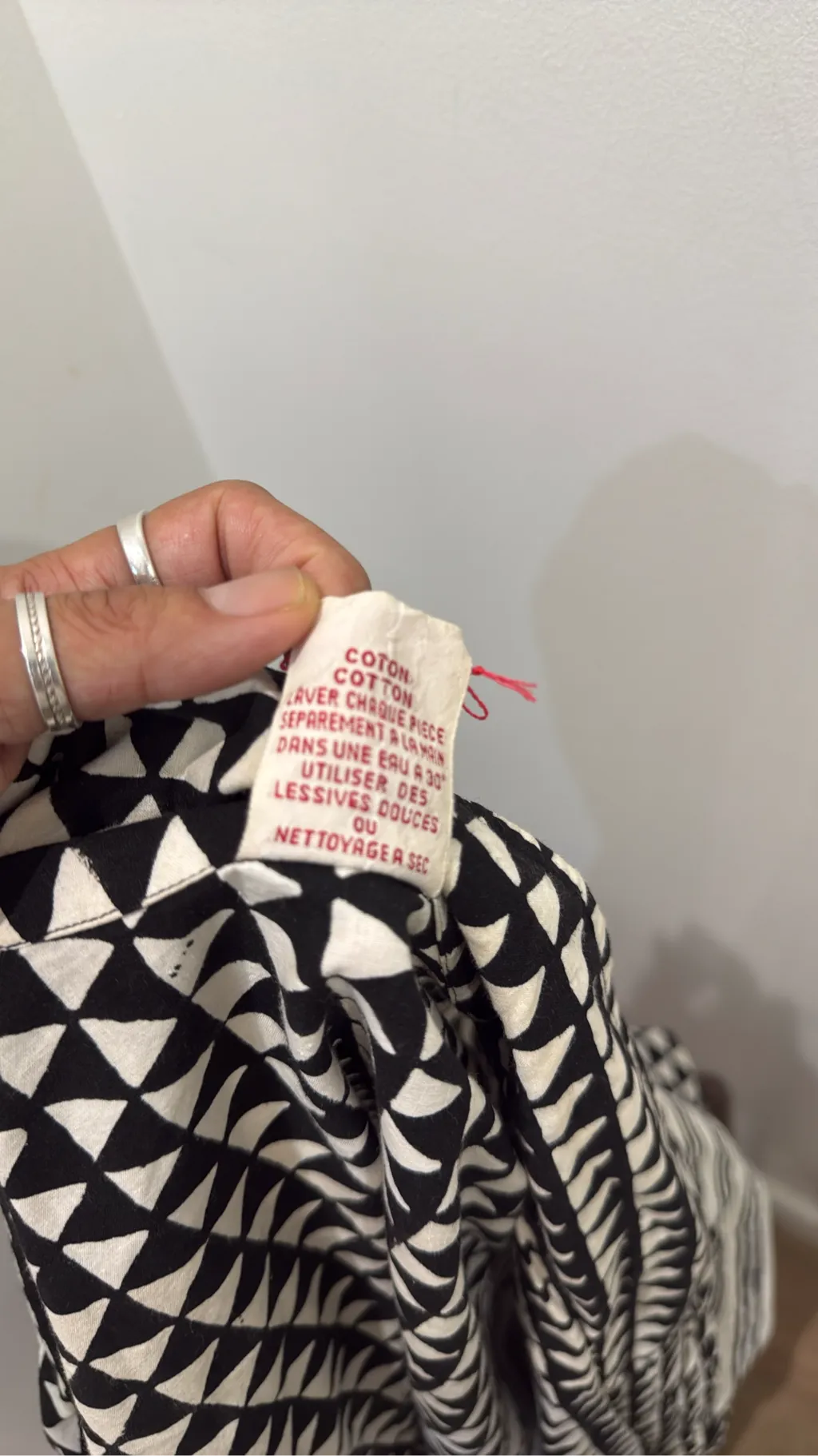 Veste kimono en coton noir et blanc avec motifs géométriques et rayures, conçue en France et fabriquée en Inde. 5