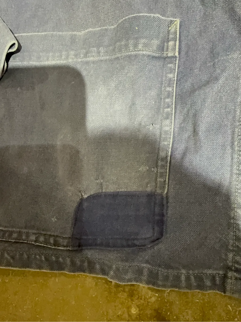 Veste de travail vintage bleue en coton, avec des poches plaquées, une usure authentique et un patch de réparation visible sur une poche. 5