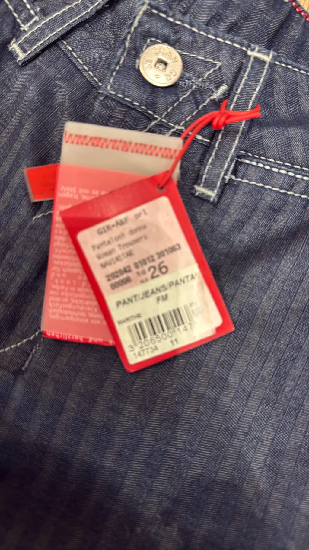 Jean évasé bleu foncé avec des surpiqûres contrastantes blanches, neuf avec étiquettes. 3