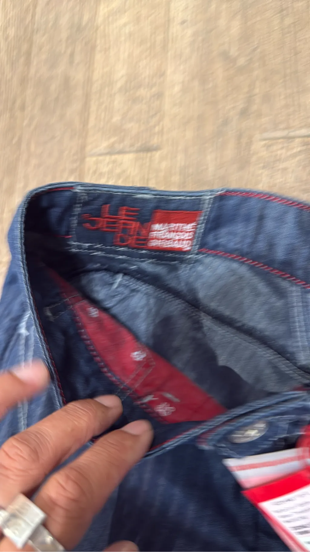 Jean évasé bleu foncé avec des surpiqûres contrastantes blanches, neuf avec étiquettes. 4