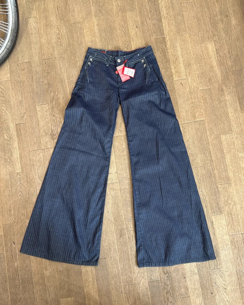 Jean évasé bleu foncé avec des surpiqûres contrastantes blanches, neuf avec étiquettes.