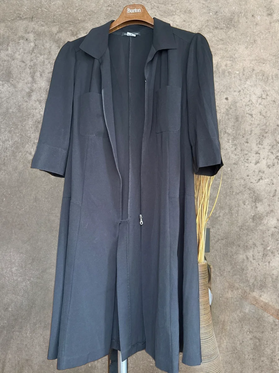 Robe chemise, marque Marithe François Girbaud
couleur noire qui se ferme avec un zip
fendue à l’arrière, coude, deux poches avant