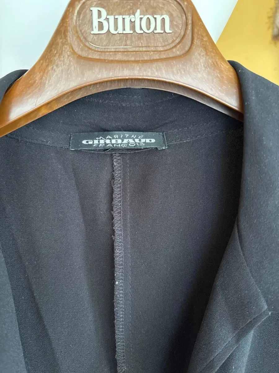 Robe chemise, marque Marithe François Girbaud
couleur noire qui se ferme avec un zip
fendue à l’arrière, coude, deux poches avant 3