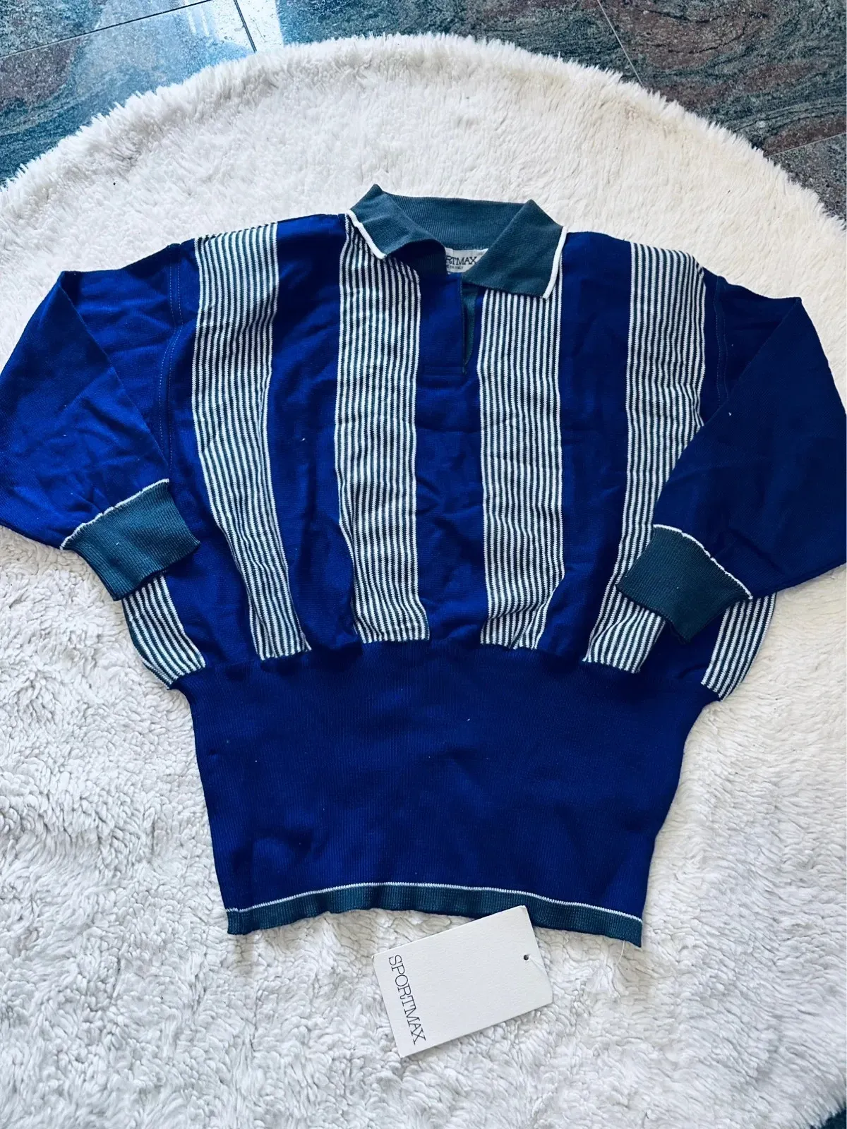 Sportmax sweatshirt in navy, the sportswear line of the Max Mara house. Very good condition. Size M. 1