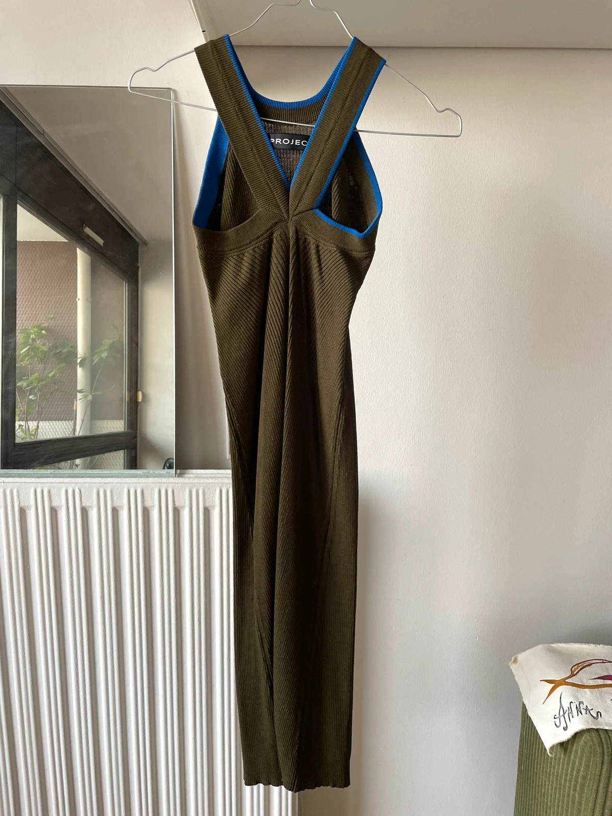 Robe kaki en Jersey stretch 
Liserés bleus électriques 
Convient à un 34/36
En dessous du genoux 5