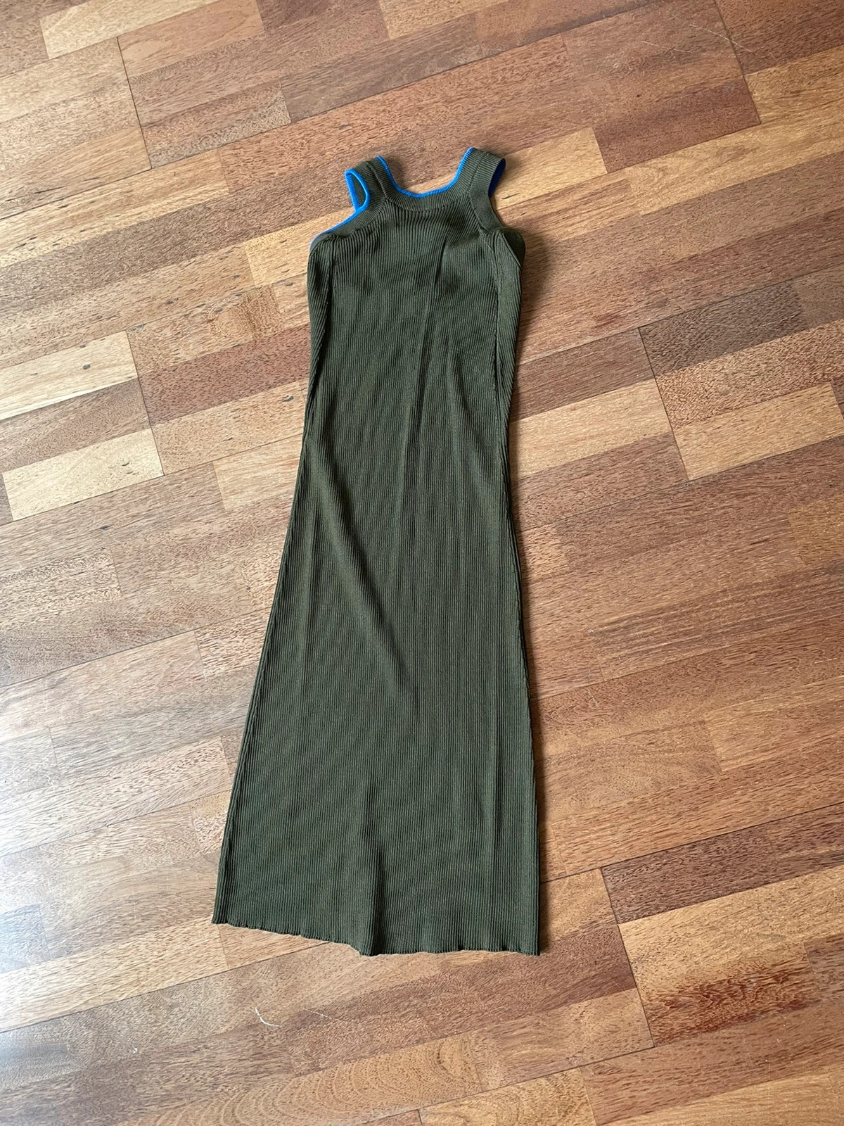 Robe kaki en Jersey stretch 
Liserés bleus électriques 
Convient à un 34/36
En dessous du genoux 4