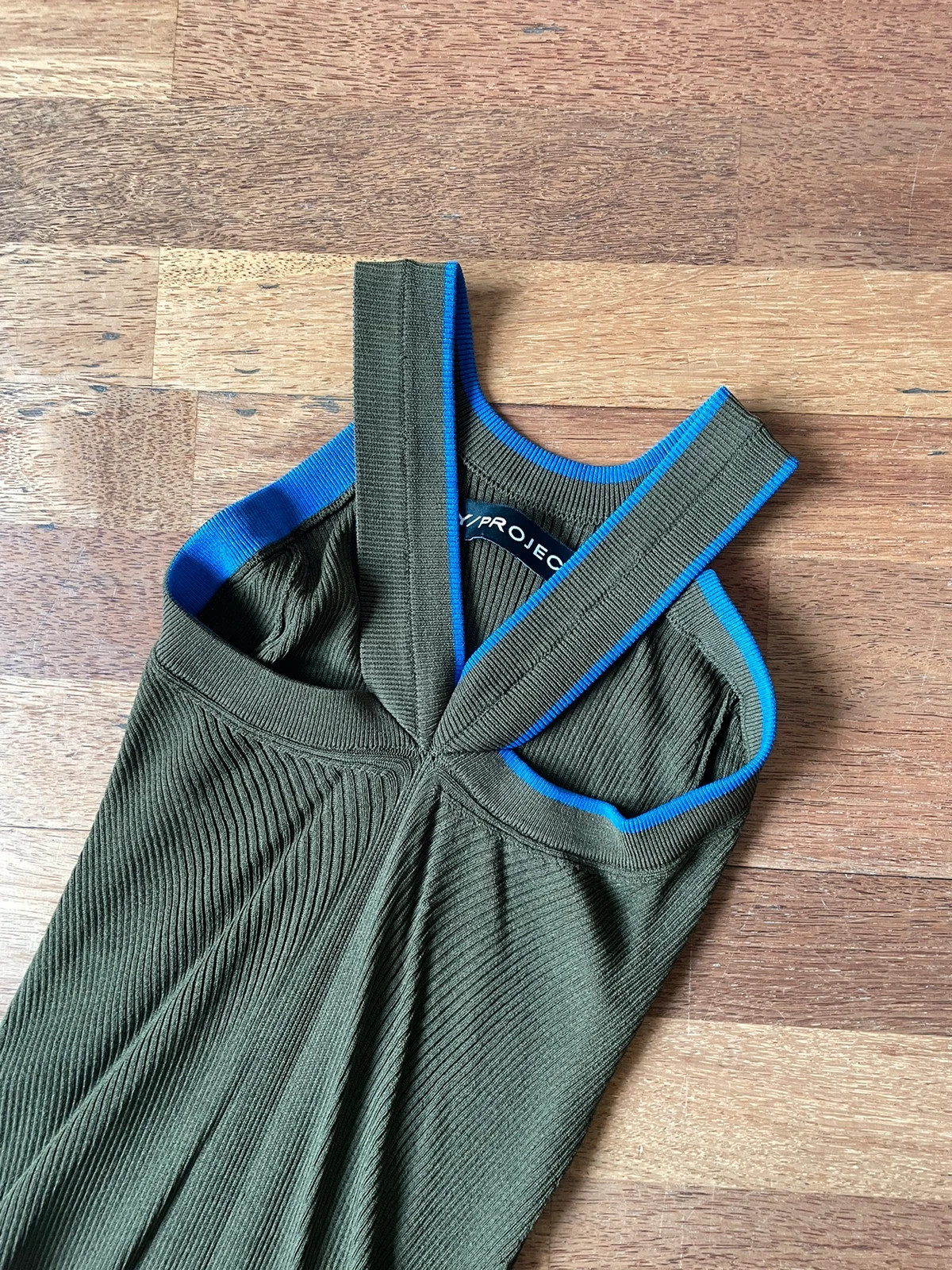 Robe kaki en Jersey stretch 
Liserés bleus électriques 
Convient à un 34/36
En dessous du genoux 2