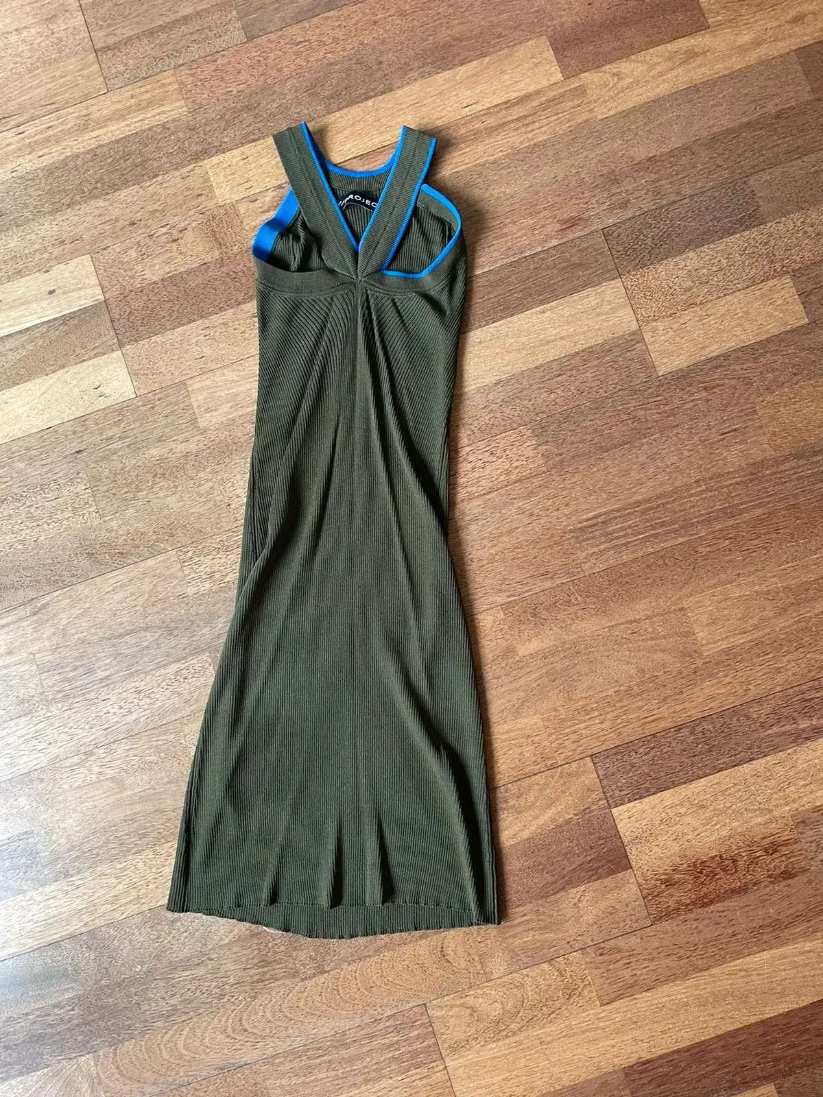 Khaki stretch-jersey dress
Electric blue trim
Fits a 34/36
Below the knee