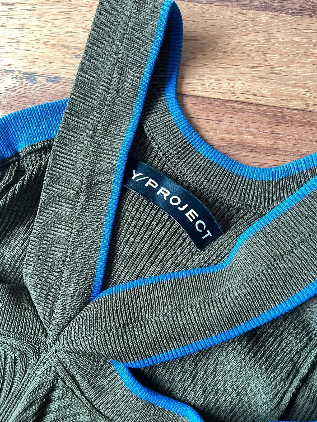 Khaki stretch-jersey dress
Electric blue trim
Fits a 34/36
Below the knee 3