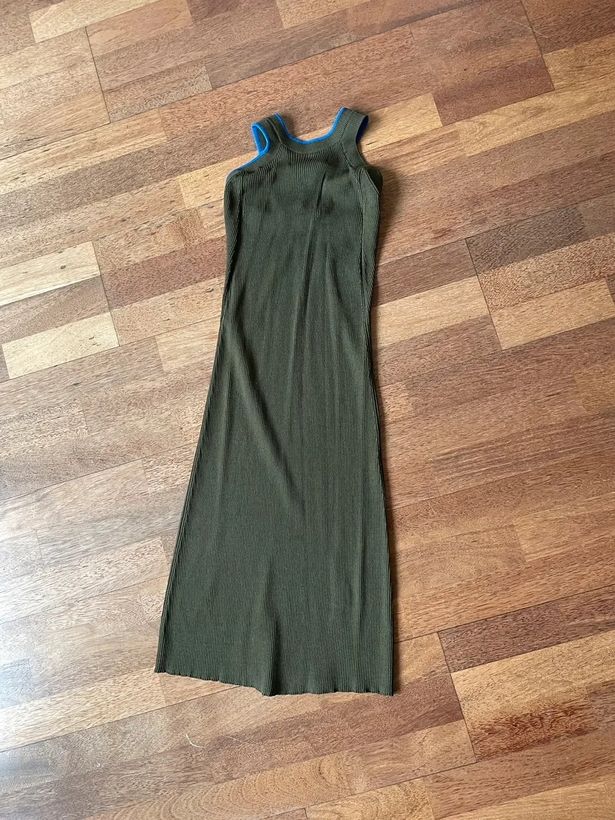 Khaki stretch-jersey dress
Electric blue trim
Fits a 34/36
Below the knee 4
