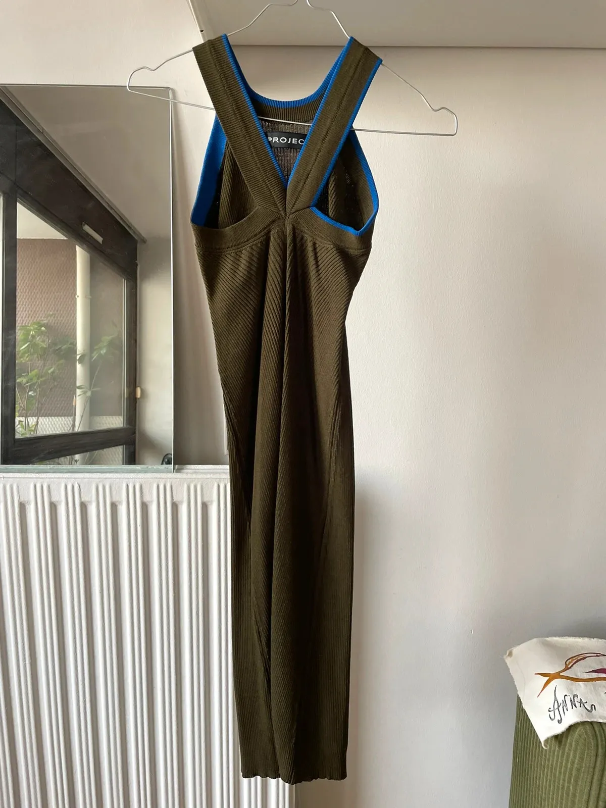 Khaki stretch-jersey dress
Electric blue trim
Fits a 34/36
Below the knee 5