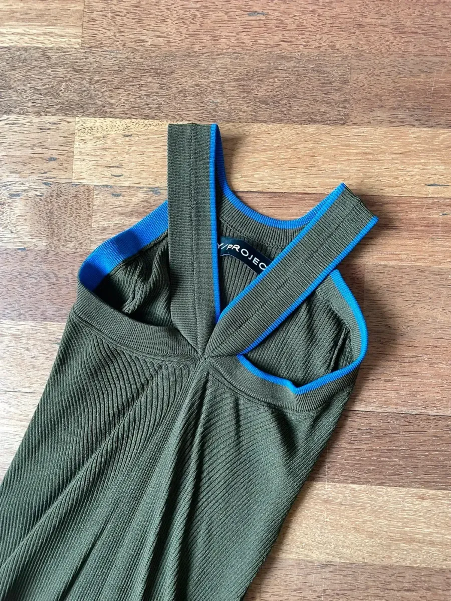 Robe kaki en Jersey stretch
Liserés bleus électriques
Convient à un 34/36
En dessous du genoux 2