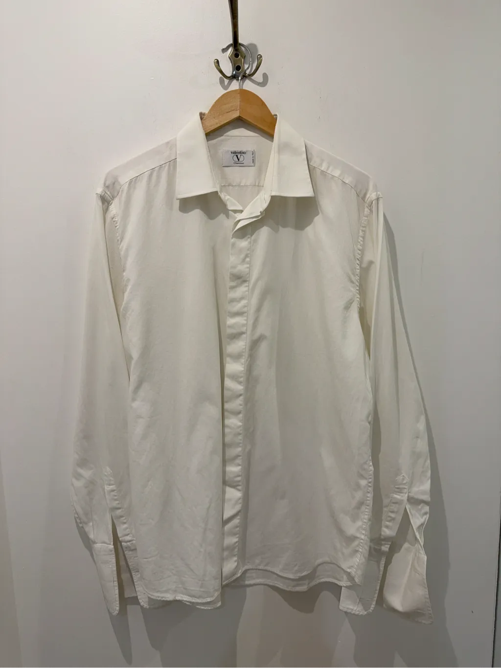Chemise unie blanche en coton de la marque Valentino, fabriquée en Italie.