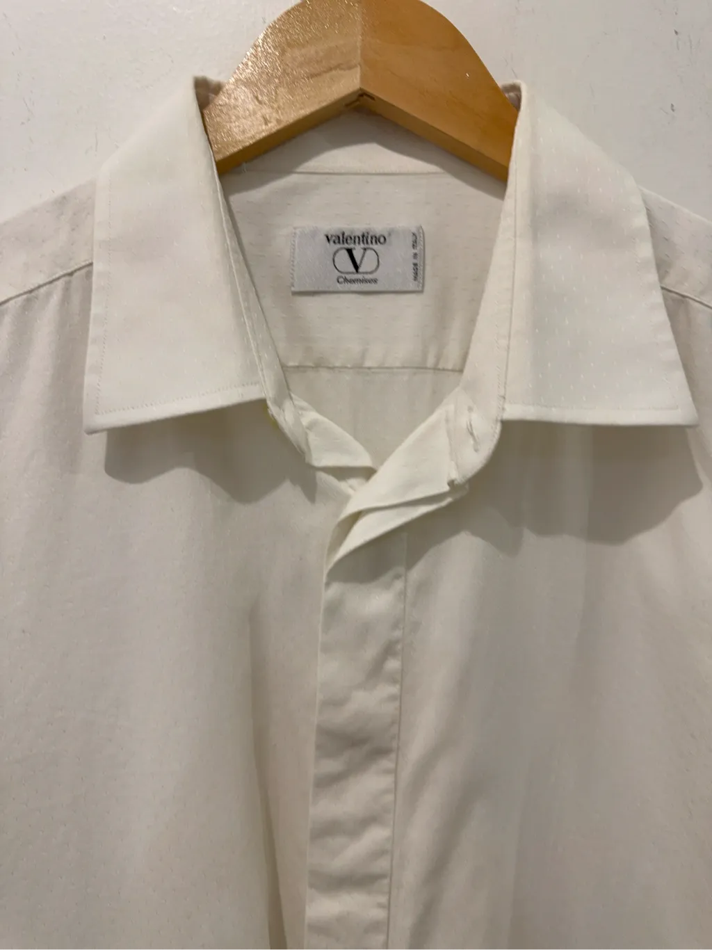 Chemise unie blanche en coton de la marque Valentino, fabriquée en Italie. 3