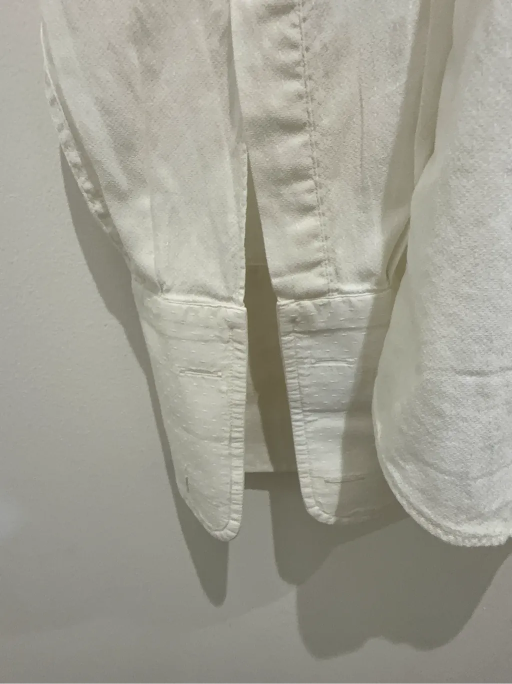 Chemise unie blanche en coton de la marque Valentino, fabriquée en Italie. 4
