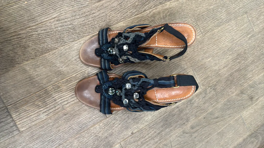 Sandales à talons Lanvin en cuir marron avec des brides tressées bleu marine ornées de strass. 4