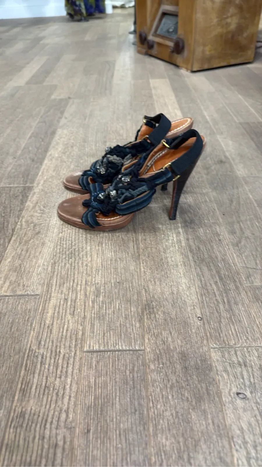 Sandales à talons Lanvin en cuir marron avec des brides tressées bleu marine ornées de strass.