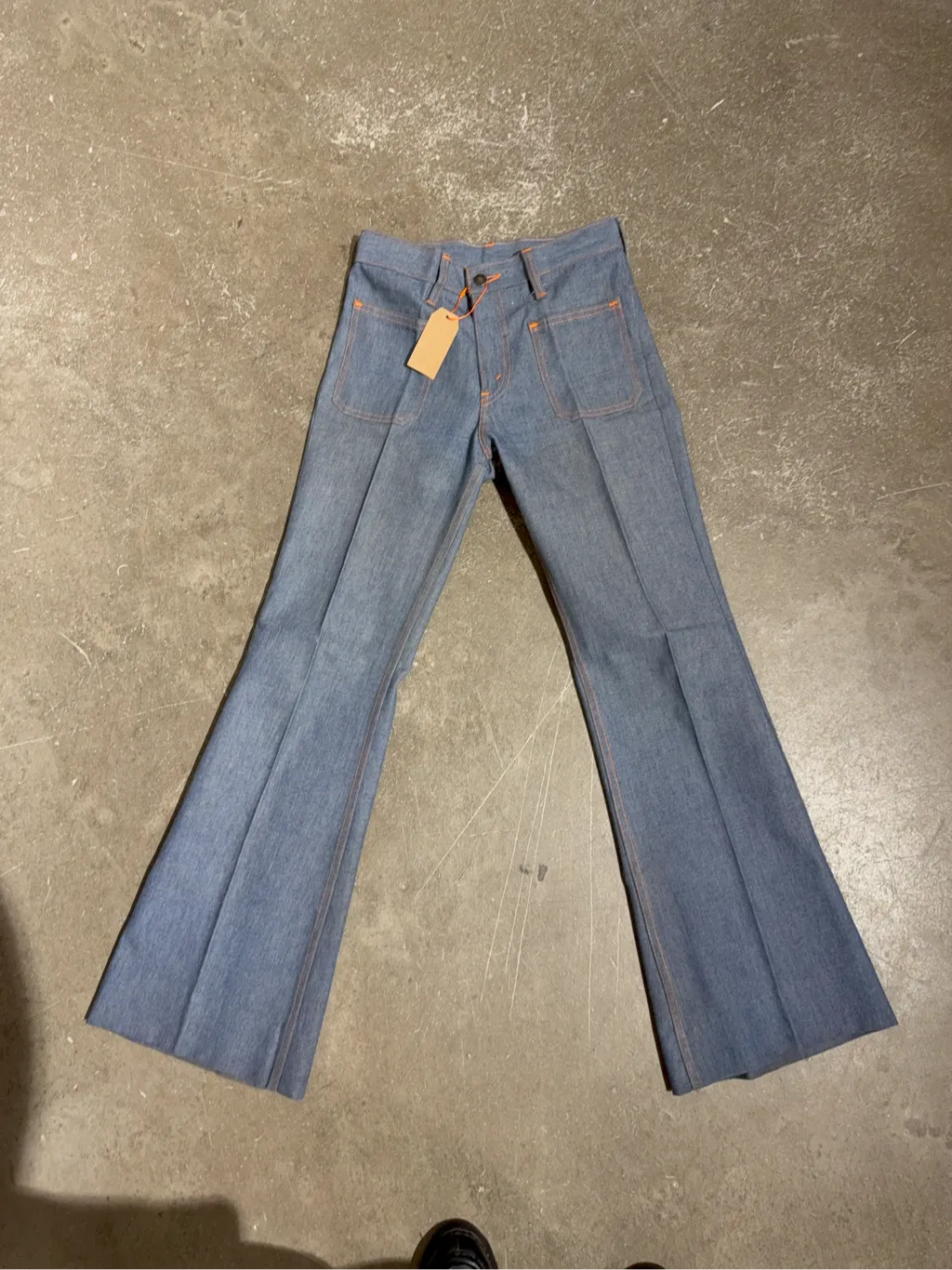 Jean évasé bleu clair avec surpiqûres orange contrastantes et poches plaquées, neuf avec étiquettes. BIG E LEVIS
