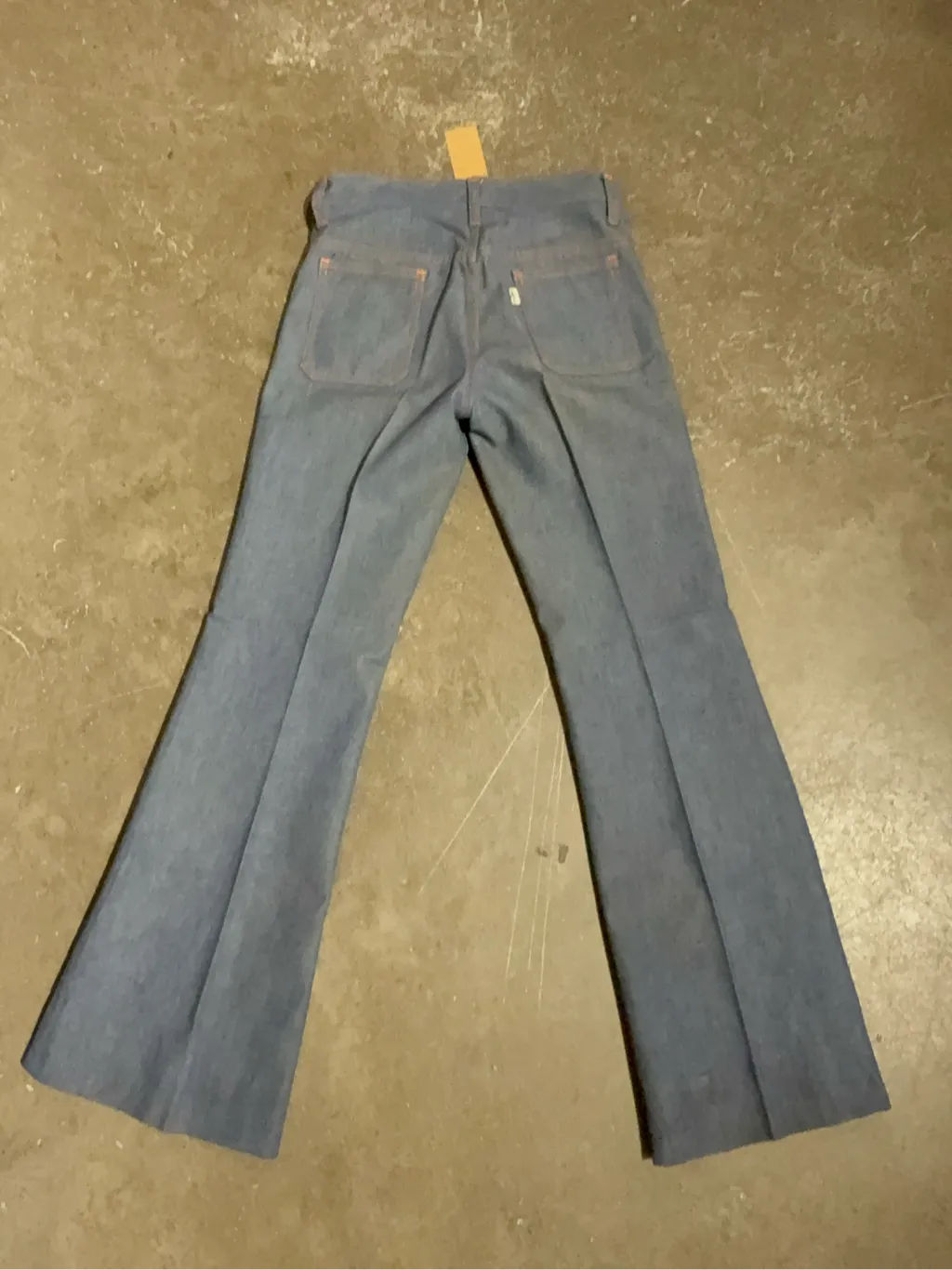Jean évasé bleu clair avec surpiqûres orange contrastantes et poches plaquées, neuf avec étiquettes. BIG E LEVIS 2