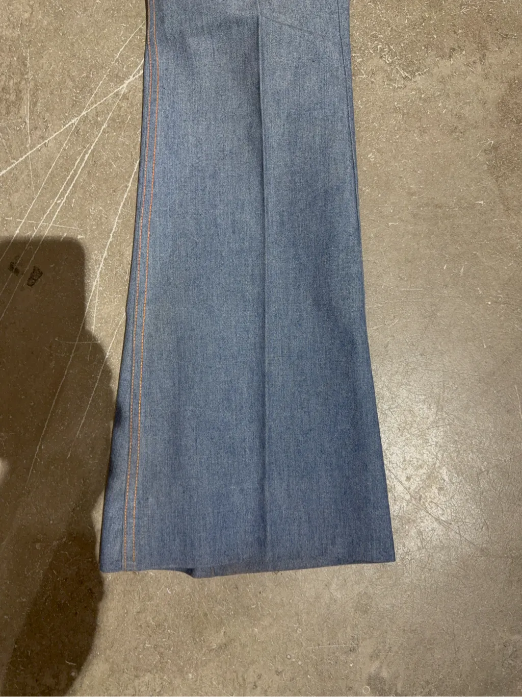 Jean évasé bleu clair avec surpiqûres orange contrastantes et poches plaquées, neuf avec étiquettes. BIG E LEVIS 3